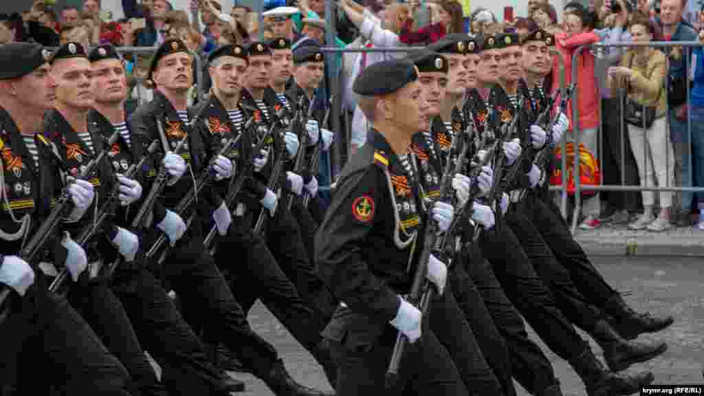 Морские пехотинцы Вооруженных сил России маршируют на параде в Севастополе