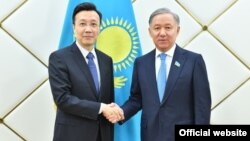 Қазақстан парламенті мәжілісінің төрағасы Нұрлан Нығматулин (оң жақта) мен Қытайдың Қазақстандағы елшісі Сяо Чжаню. Астана, 8 қаңтар 2019 жыл. 