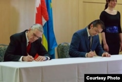 Глава Лиги украинцев Канады Орест Стецив (слева) и президент Канадской ассоциации крымских татар Рустем Ирсай подписывают 24 марта этого года Меморандум о сотрудничестве