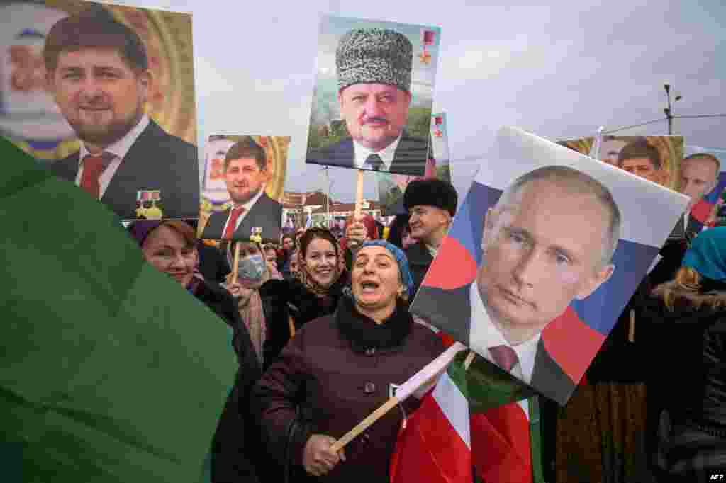 Серед плакатів також траплялися зображення президента Росії Володимира Путіна