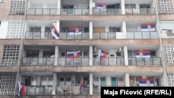 Zastava Srbije na balkonima zgrade u Severnoj Mitrovici na severu Kosova (14. decembar 2018.)