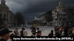 Площадь перед Донецким областным академическим театром, Мариуполь