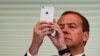 Дмитрий Медведев пользуется iPhone