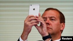 Дмитрий Медведев пользуется iPhone