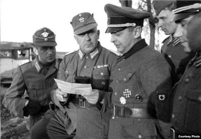 Каминский с офицерами РОНА и чинами полиции рейха, Лепельский Округ, 1944 г.