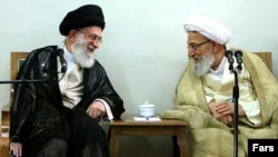 Аятолла Хаменеи Сарапшылар кеңесінің басшысы Мохаммад Реза Махдави Канимен әңгімелесіп отыр. Тегеран, тамыз, 2012 жыл