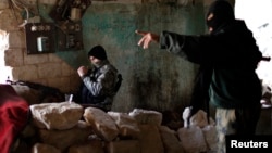 Սիրիացի ապստամբներ` իսլամիստական «Ջաբհաթ ալ-Նուսրա» խմբավորման զինյալները Հալեպում մարտական գործողությունների ժամանակ, արխիվ