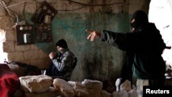 Сирияда билікке қарсы соғысып жатқан көтерілісшілер. Алеппо, 24 желтоқсан 2012 жыл.