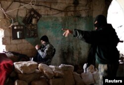 جبهه نصرت (اعضای این گروه در تصویر) پیش از «حکومت اسلامی» به پیش‌روی‌هایی بسیاری هم علیه نیروهای دولتی سوریه و نیز در برابر مخالفان غیراسلام‌گرای بشار اسد دست یافته بود