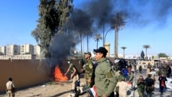 معترضان در عقب دیوار سفارت امریکا در بغداد