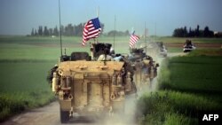 Американские военные в сопровождении курдских повстанцев на севере Сирии, 28 апреля 2017 года.