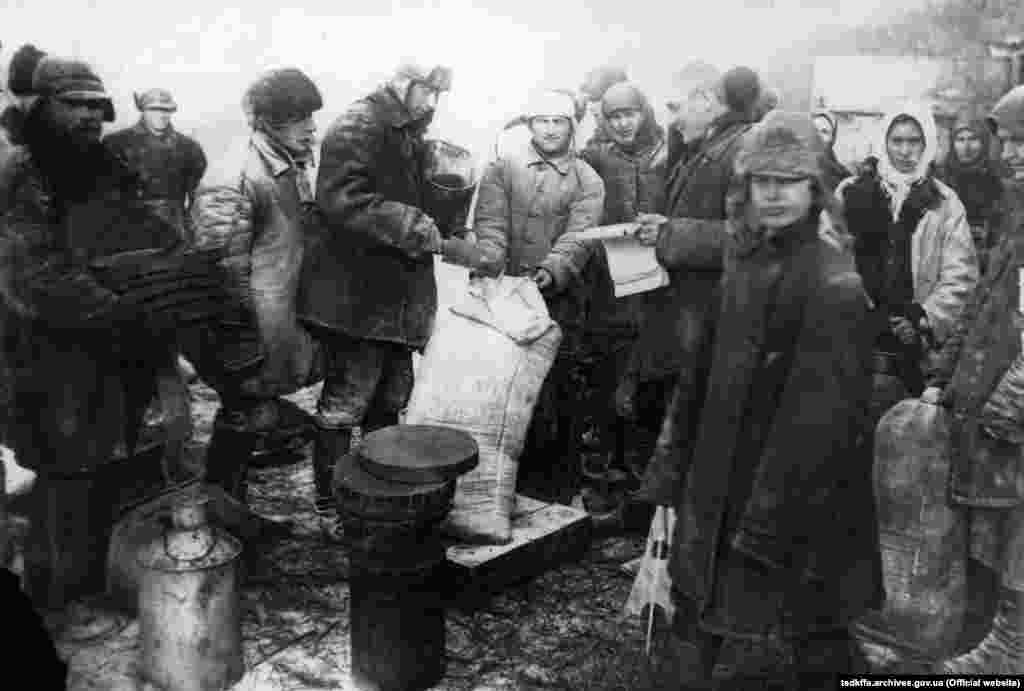 Видача продуктів колгоспникам на трудодні в колгоспі імені Д. Бєдного Донецької області, 1933 рік