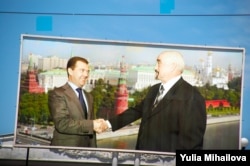 تصویری از دیمیتری مدودیف، رئیس‌جمهور پیشین روسیه و ایگور اسمیرنوف بر یک بیلبورد انتخاباتی در تیراسپل در ژوئن ۲۰۰۹