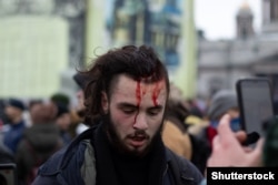 Участник акции в поддержку Навального в Санкт-Петербурге