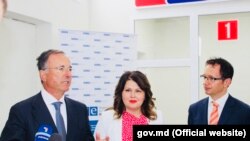 Cristina Lesnic și Claus Neukirch (dreapta), în compania fostului reprezentant special al OSCE pentru reglementarea transnistreană, Franco Frattini. Tiraspol, 10 septembrie 2018