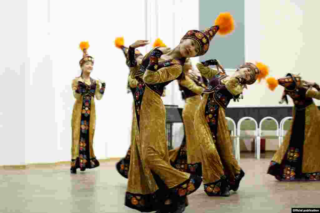 Бишкек күндөрүнүн алкагында кыргыз ырчылары, мэриянын алдындагы элдик оркестр ансамбли жана бийчилер тобу концерт тартуулап жатышат.