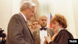 Галина Старовойтова беседует с первым президентом России Борисом Ельциным. Фото 1991 года