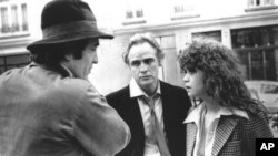 Bernardo Bertolucci (stînga) discută cu Marlon Brando și Maria Schneider o scenă din filmul „Ultimul tango la Paris, imagine de arhivă