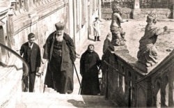 Митрополит Андрей Шептицкий поднимается по лестнице в Святоюрский собор