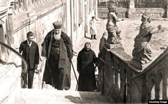 Митрополит Андрей Шептицький піднімається сходами у Святоюрський собор