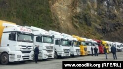 Водители грузовиков из Узбекистана на грузино-турецкой границе.