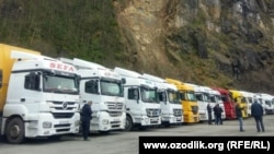 Водители грузовиков из Узбекистана на грузино-турецкой границе. 