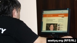 Интернет клубта интернет қарап отырған адам. Алматы, 2 мамыр 2012 жыл. (Көрнекі сурет)