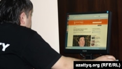 Интернет клубта Азаттық веб сайтына қарап отырған жігіт. Алматы, 2 мамыр 2012 жыл.