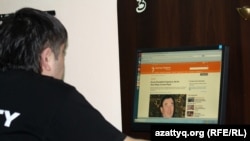 Интернет клубта Азаттық веб сайтына қарап отырған жігіт. Алматы, 2 мамыр 2012 жыл.