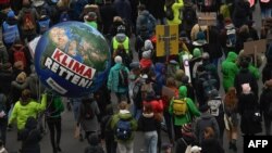 هزاران نفر در دروازه براندنبورگ در مرکز شهر برلین در حمایت از محیط زیست تظاهرات کردند