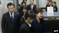 Park Geun-hye (desno na slici) napušta sud u Seulu nakon saskušanja, mart 2017.