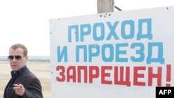 Президент России Дмитрий Медведев осматривает шламонакопитель "Белое море" ОАО "СИБУР-Нефтехим" близ города Дзержинска