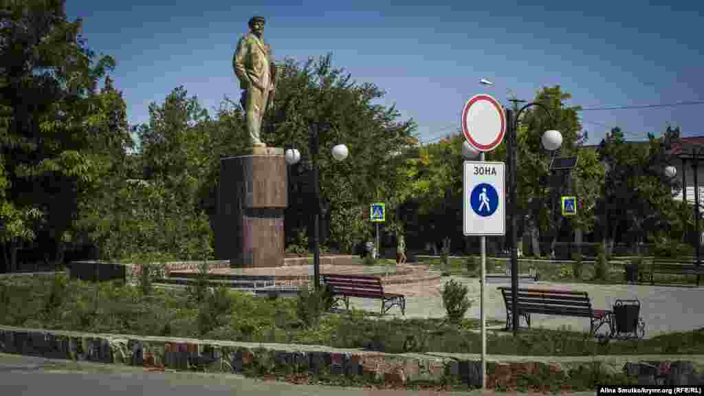 Пішохідний бульвар до набережної відкриває пам&#39;ятник Леніну.