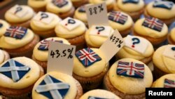 Prăjituri cu drapelele Scoţiei şi Marii Britanii, şi rezultatele ultimului sondaj de opinie privind opţiunile scoţienilor înainte de referendum - puse în vitrina unei patiserii din Edinburgh, Scoţia, 17 septembrie 2014