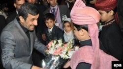 Махмуд Ахмадинежад, президент Ирана, прибывает на саммит "Исламской восьмерки" D-8. Исламабад, 21 ноября 2012 года. 