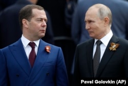 Президент Росії Володимир Путін (праворуч) і прем’єр-міністр Росії Дмитро Медведєв. Москва, 9 травня 2019 року