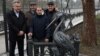 Виктор Агеев и авторы скульптуры на набережной Салгира в Симферополе