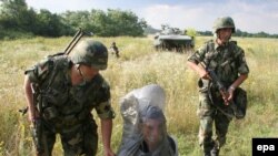 Pripadnici srpske i bugarske vojske na vežbi u blizini Leskovca na jugu Srbija, 12. jul 2006.