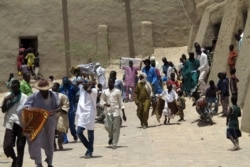 Избиратели возле одного из участков для голосования. Север Мали, 28 июля 2013 года