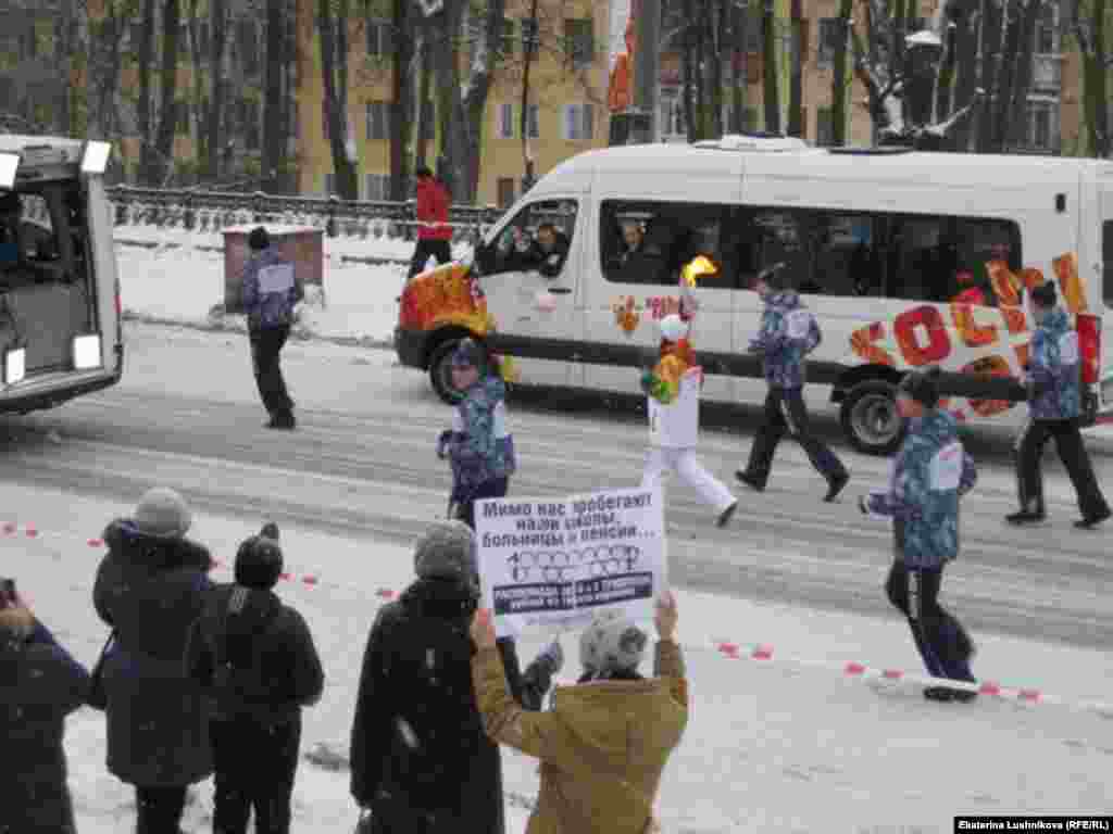 Киров шәһәре аша Олимпия уты узган вакытта күтәрелгән плакат.