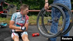 Бельгиец Фредерик Виллемс после падения на "Тур де Франс"-2011