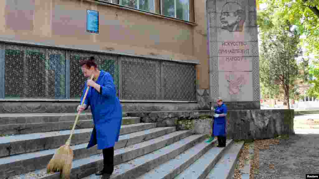 «Искусство принадлежит народу», – утверждается под рельефом Ленина, украшающим одно из образовательных учреждений Симферополя.