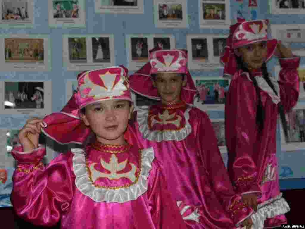 Пономарёвка районы Дусмәт авылы мәктәбенең "Сәйлән" бию төркеме