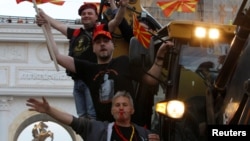 Демонстранти качени на багер, со маички со Тодор Александров, протестираат пред Собранието против договорот за поширока употреба на албанскиот јазик на 30 март 2017