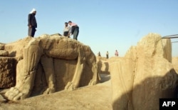 İraqlı fəhlələr Nimrudda qazıntılar aparır, 2001