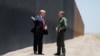 Президент США Дональд Трамп беседует с представителем Пограничной службы у заграждения на границе США и Мексики