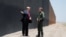Президент США Дональд Трамп беседует с представителем Пограничной службы у заграждения на границе США и Мексики