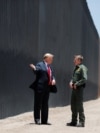 Президент США Дональд Трамп беседует с представителем Пограничной службы у заграждения на границе США и Мексики
