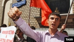 Лидер российского отделения союза молодежи "За Родину!" Сергей Шаргунов во время пикета, посвященного обострению ситуации в отношениях между Южной Осетией и Грузией, а также заявлением грузинских госчиновников по поводу России, 18 июля 2006