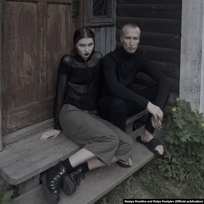 Настя Креслина и Коля Костылев на пороге своего дома в Подмосковье